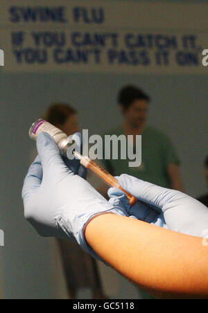 Am University College London Hospital bereitet eine Person eine Schweinegrippe-Impfung vor, da heute das Massenimmunisierungsprogramm beginnt. Stockfoto