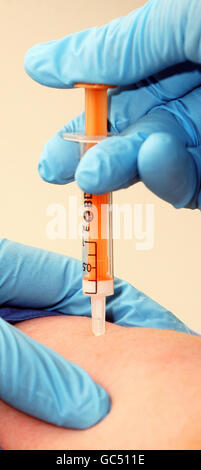 Eine Person erhält eine Schweinegrippe-Impfung am University College London Hospital, da das Massenimpfungsprogramm heute beginnt. Stockfoto