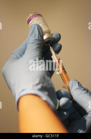 Am University College London Hospital bereitet eine Person eine Schweinegrippe-Impfung vor, da heute das Massenimmunisierungsprogramm beginnt. Stockfoto