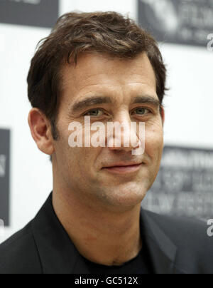 Clive Owen nimmt an einer Fotoausstellung Teil, um 'The Boys are Back' während des London Film Festivals im Mayfair Hotel im Zentrum von London zu promoten. Stockfoto