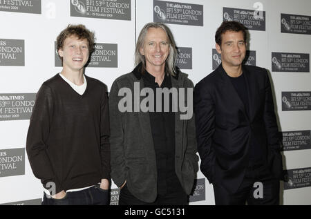 (Von links nach rechts) George Mackay, Regisseur Scott Hicks und Clive Owen besuchen während des London Film Festivals im Mayfair Hotel im Zentrum von London eine Fotoausstellung zur Förderung von „The Boys are Back“. Stockfoto