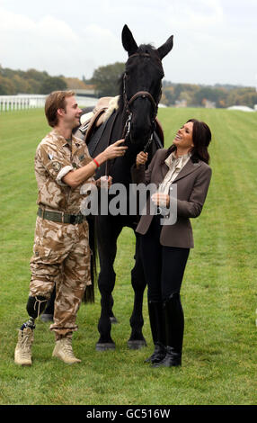 Toni Terry und Lieutenant Guy Disney, ein Amateur-Reiter für Nicky Henderson, der ein Bein verloren hat, das in der Provinz Helmand diente, halten Deadnought von der Household Cavalry während einer Fotocolalle, um "Horses for Heroes" in Aid of Help for Heroes auf der Ascot Racecourse in Berkshire zu starten. Stockfoto