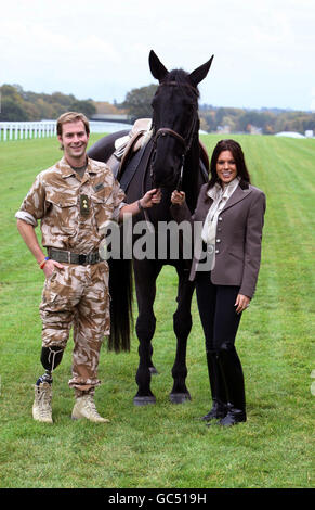 Toni Terry und Lieutenant Guy Disney ein Amateur-Reiter für Nicky Henderson, die ein Bein verloren, diente in Helmand Provinz halten Deadnought von der Haushalts-Kavallerie während einer Fotocolalle zu starten "Horses for Heroes" in Hilfe von Help for Heroes auf Ascot Racecourse in Berkshire. Stockfoto