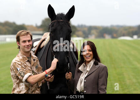 Toni Terry und Lieutenant Guy Disney ein Amateur-Reiter für Nicky Henderson, die ein Bein verloren, diente in Helmand Provinz halten Deadnought von der Haushalts-Kavallerie während einer Fotocolalle zu starten "Horses for Heroes" in Hilfe von Help for Heroes auf Ascot Racecourse in Berkshire. Stockfoto