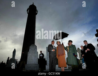 Präsidentin Mary McAleese kommt während ihres Besuchs auf dem Friedhof von Glasnevin an, um das renovierte Grab von Daniel O'Connell offiziell zu öffnen. Stockfoto