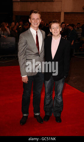 Regisseur Tom Harper (links) und Thomas Turgoose kommen zur Premiere von The Scouting Book for Boys im Londoner Vue West End. Stockfoto