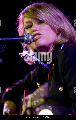 Cerys Matthews spielt live auf der Bühne der Union Chapel im Norden Londons. Stockfoto