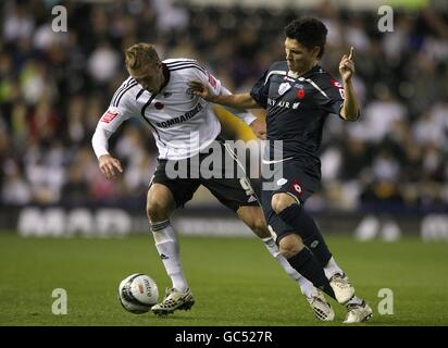 Fußball - Coca-Cola Football League Championship - Derby County / Queens Park Rangers - Pride Park Stadium. Alejandro Faurlin (rechts) der Queens Park Rangers und Rob Hulse von Derby County kämpfen um den Ball Stockfoto