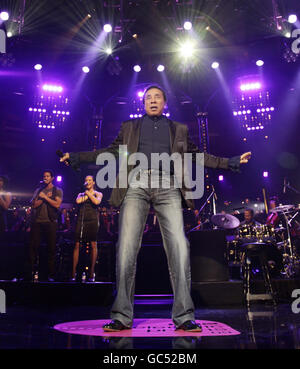 Smokey Robinson spielt auf der Bühne im Roundhouse während der BBC Electric Proms in Camden, London. Stockfoto