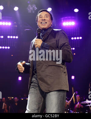 Smokey Robinson spielt auf der Bühne im Roundhouse während der BBC Electric Proms in Camden, London. Stockfoto