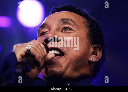 Smokey Robinson Performing - London. Smokey Robinson tritt während der BBC Electric Proms in Camden, London, auf der Bühne des Roundhouse auf. Stockfoto