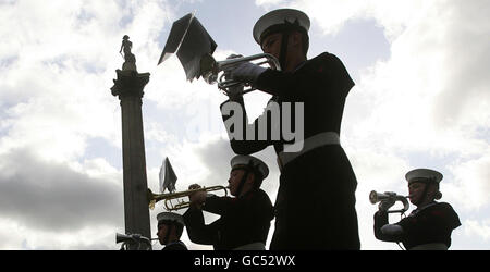 Über 400 Sea Cadets aus ganz Großbritannien nehmen an der National Trafalgar Day Parade Teil. Trafalgar Square, London. Stockfoto