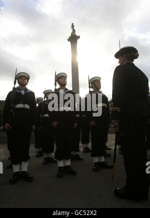 Über 400 Sea Cadets aus ganz Großbritannien nehmen an der National Trafalgar Day Parade Teil. Trafalgar Square, London. Stockfoto