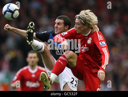 Fußball - Barclays Premier League - Liverpool / Manchester United - Anfield. Liverpools Fernando Torres (rechts) und Manchester United's John O'Shea (links) kämpfen um den Ball Stockfoto