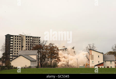 Drei High-Rise Wohnungen abgerissen Stockfoto