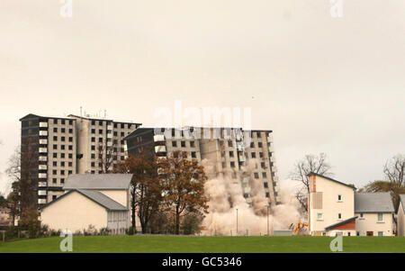 Drei High-Rise Wohnungen abgerissen Stockfoto