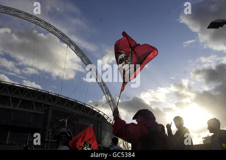 American Football - NFL - New England Patriots / Tampa Bay Buccaneers - Wembley Stadium. Fans von Tampa Bay Buccaneers kommen zum NFL-Spiel im Wembley Stadium, London. Stockfoto