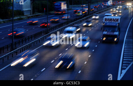 Verkehr auf der Autobahn M1 zwischen Anschlussstelle 16 und 17. Stockfoto