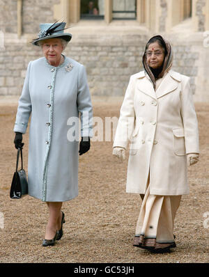 Die britische Königin Elizabeth II. Geht während des Staatsbesuchs des indischen Präsidenten mit dem Präsidenten der Republik Indien, Prathibha Devi Singh Patil, im Schloss Windsor spazieren. Stockfoto