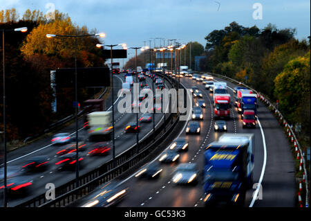 M1 Autobahn nähert sich 50. Geburtstag. Verkehr auf der Autobahn M1 zwischen Anschlussstelle 16 und 17. Stockfoto