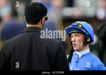 Pferderennen - The Racing Post Trophy - Erster Tag - Doncaster Racecourse. Godolphin-Trainer Saeed bin Suroor (l) spricht mit Jockey Frankie Dettori Stockfoto