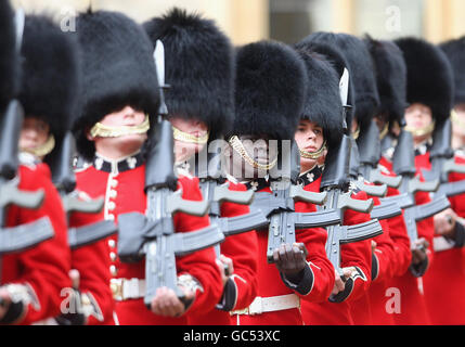 Die Mitglieder der Household Guard-Akte passieren den Präsidenten der Republik Indien, Prathibha Patil, während des feierlichen Starts ihres Staatsbesuchs auf dem Gelände des Schlosses Windsor. Stockfoto