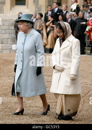 Die britische Königin Elizabeth II. Begleitet den Präsidenten der Republik Indien Prathibha Patil nach dem feierlichen Start ihres Staatsbesuchs im Schloss Windsor. Stockfoto