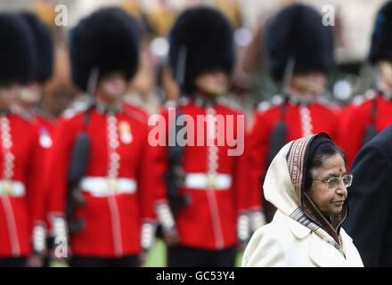 Die Präsidentin der Republik Indien, Prathibha Patil, inspiziert die Wache während des feierlichen Starts ihres Staatsbesuchs im Schloss Windsor. Stockfoto