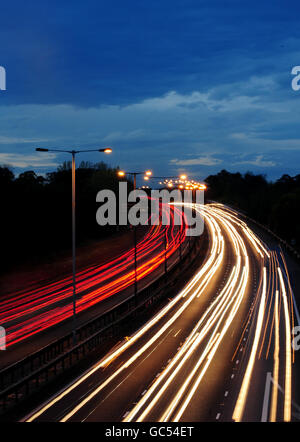 Der Verkehr fließt auf der Autobahn M1 in der Nähe von Watford Gap Services, südlich der Anschlussstelle 17. Stockfoto