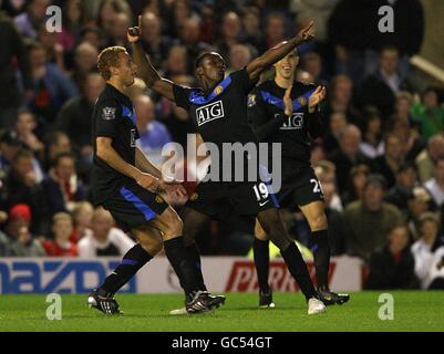 Fußball - Carling Cup - vierte Runde - Barnsley gegen Manchester United - Oakwell. Danny Welbeck von Manchester United (Mitte) feiert das erste Tor seiner Mannschaft mit seinen Teamkollegen Stockfoto