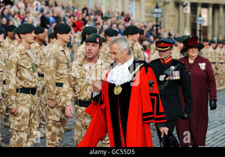 Soldaten des 2. Bataillons die Gewehre (2 GEWEHRE) werden von Liverpools Oberbürgermeister Mike Story (rechts) und Major Karl Hickman (links) inspiziert, bevor sie nach ihrer Rückkehr aus Afghanistan die Parade durch Liverpool starten. Stockfoto