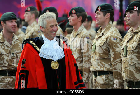 Soldaten des 2. Bataillons die Gewehre (2 GEWEHRE) werden von Liverpools Oberbürgermeister Mike Story inspiziert, bevor sie nach ihrer Rückkehr aus Afghanistan die Parade durch die Stadt Liverpool beginnen. Stockfoto