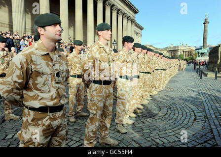 Soldaten des 2. Bataillons die Gewehre (2 GEWEHRE) ziehen nach ihrer Rückkehr aus Afghanistan vor der St. George's Hall in Liverpool. Stockfoto