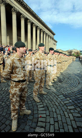 Soldaten des 2. Bataillons die Gewehre (2 GEWEHRE) ziehen nach ihrer Rückkehr aus Afghanistan vor der St. George's Hall in Liverpool. Stockfoto