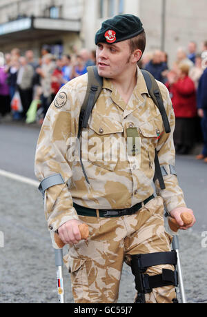 Der in der Provinz Helmands während der Heimkehrerparade in Liverpool für Soldaten des 2. Bataillons der Gewehre (2 GEWEHRE) nach ihrer Rückkehr aus Afghanistan angeschossene Schützenmeister Warren Richardson wurde am Bein angeschossen. Stockfoto