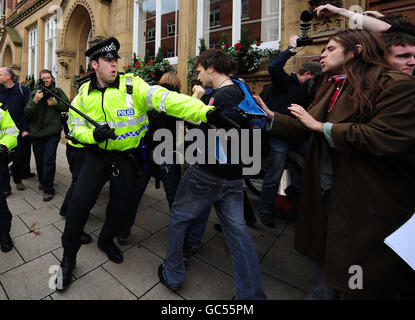 Anti-Fazisten-Demonstranten stoßen während eines Anti-Fazisten-Protests mit der Polizei in Leeds zusammen. Stockfoto