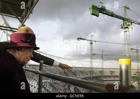 Die britische Königin Elizabeth II. Blickt auf die wichtigste Baustelle des Olympiastadions während eines Besuchs im London 2012 Olympic Park in Stratford im Osten Londons. Stockfoto