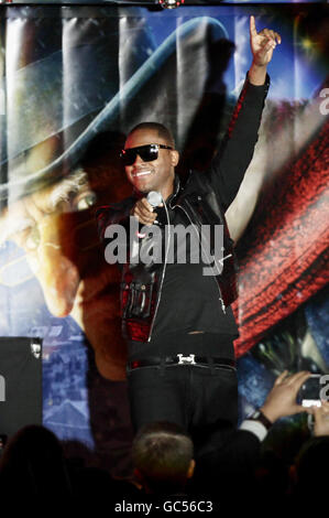 Taio Cruz spielt auf der Bühne während des Londoner Weihnachtslichts-Einschaltens und der Feier im Oxford Circus im Zentrum von London. Stockfoto