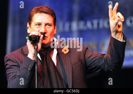 Tony Hadley vom Spandau Ballet tritt in der St Paul's Cathedral in London auf, bevor die neuen Weihnachtslichter eingeschaltet werden. Stockfoto