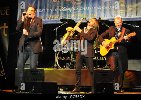 (Von links) Tony Hadley, Steve Norman und Gary Kemp vom Spandau Ballet spielen in der St Paul's Cathedral in London, bevor die neuen Weihnachtslichter eingeschaltet werden. Stockfoto