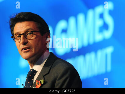 Lord Sebastian Coe, Vorsitzender des London 2012 Organizing Committee, spricht beim Games Business Summit 2012 im Excel Center in London. Stockfoto