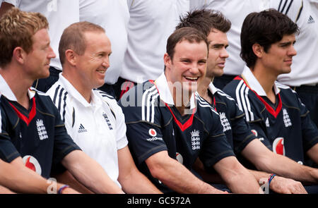 England-Kapitän Andrew Strauss (Mitte) posiert für Teamfoto mit Trainer Andy Flower (Mitte, links), James Anderson und Alastair Cook (rechts) während einer Nets-Trainingseinheit an der University of Free State, Bloemfontein, Südafrika. Stockfoto