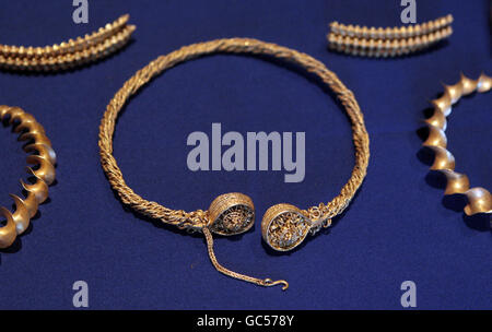 Vier goldene Halsschmuck oder Torcs aus der Eisenzeit, die aus dem 1. Und 3. Jahrhundert v. Chr. stammen, nachdem sie von der Treasure Trove Unit im National Museum of Scotland in Edinburgh enthüllt wurden. Stockfoto