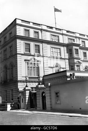 Der persönliche Standard von Prinzessin Elizabeth fliegt über Clarence House, London, dem neuen Zuhause von Prinzessin Elizabeth und dem Herzog von Edinburgh, während ein Wachmann im Wachdienst steht. Stockfoto