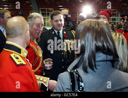 Der Prinz von Wales im Varsity Stadium in Toronto, Kanada, wo seine Königliche Hoheit dem Royal Regiment of Canada und dem Toronto Scottish Regiment die neuen Farben präsentierte. Stockfoto