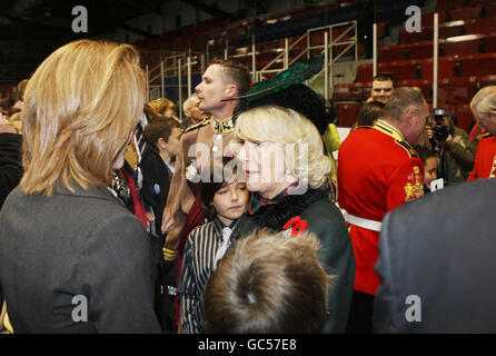 Die Herzogin von Cornwall im Varsity Stadium in Toronto, Kanada, wo der Prinz von Wales dem Royal Regiment of Canada und dem Toronto Scottish Regiment die neuen Farben präsentiert hat. Stockfoto