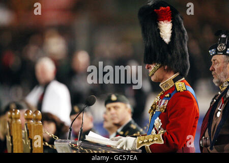 Der Prinz von Wales im Varsity Stadium in Toronto, Kanada, wo er die neuen Farben dem Royal Regiment von Kanada und dem Toronto Scottish Regiment präsentierte. Stockfoto