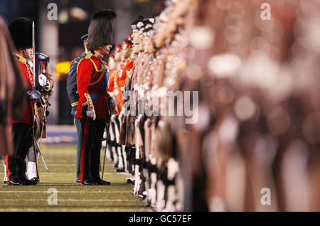 Der Prinz von Wales im Varsity Stadium in Toronto, Kanada, wo er dem Royal Regiment of Canada und dem Toronto Scottish Regiment neue Farben präsentierte. Stockfoto