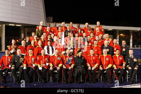 Der Prinz von Wales und die Herzogin von Cornwall im Varsity Stadium in Toronto, Kanada, mit dem Royal Regiment von Kanada. Stockfoto