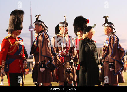 Die Herzogin von Cornwall im Varsity Stadium in Toronto, Kanada, im Gespräch mit einem Mitglied des Toronto Scottish Regiment. Stockfoto